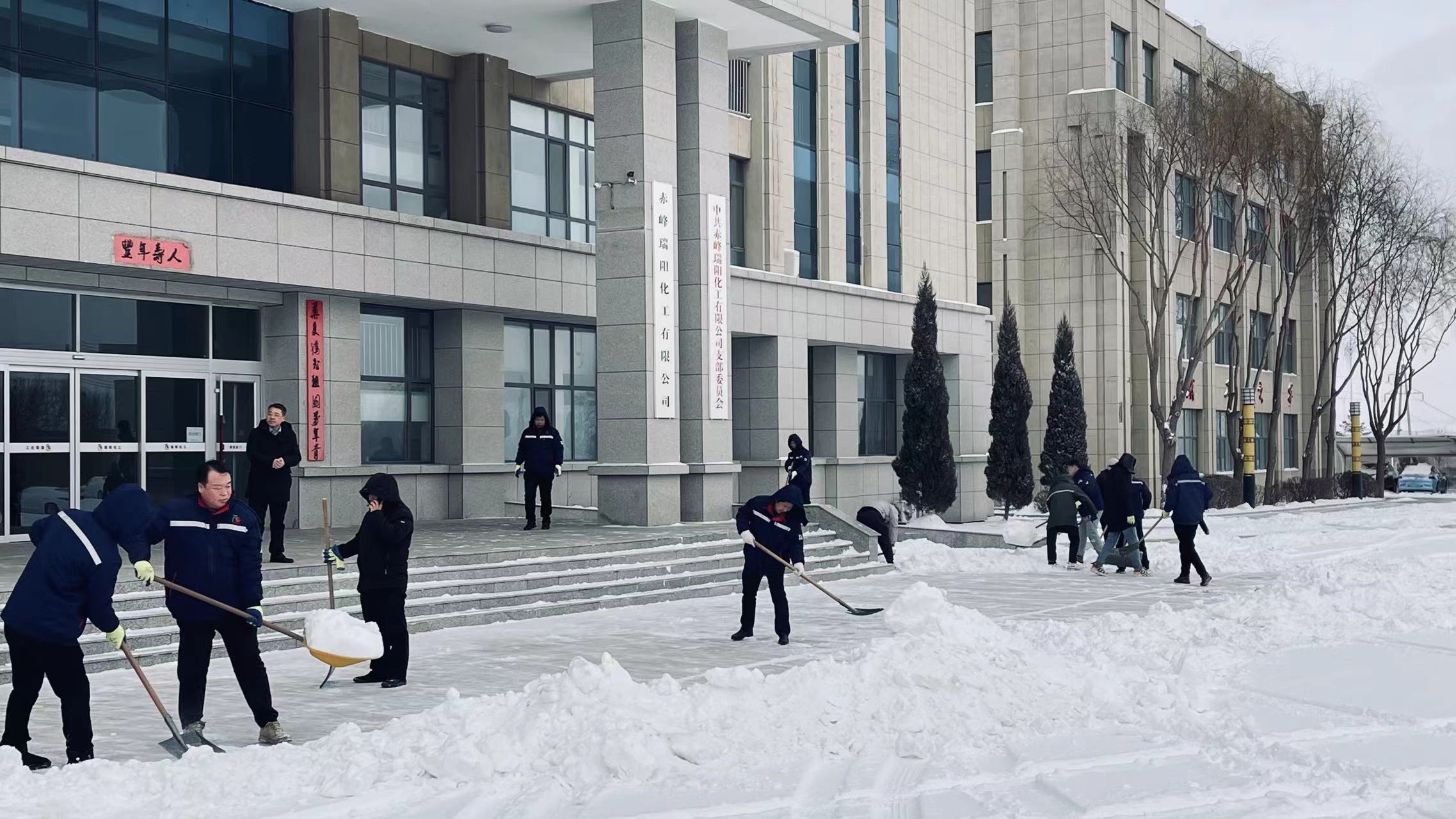 不畏嚴(yán)寒，除雪保安全出行